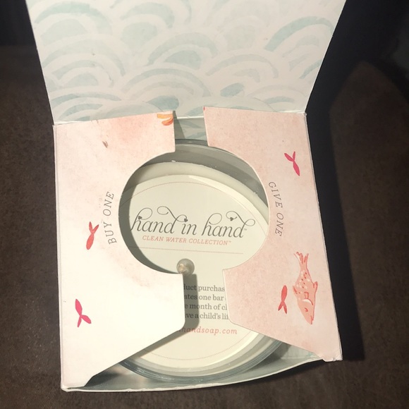 NWT hand in hand clean water collection coral soy wax candle by Anthropologie - Picture 4 of 9